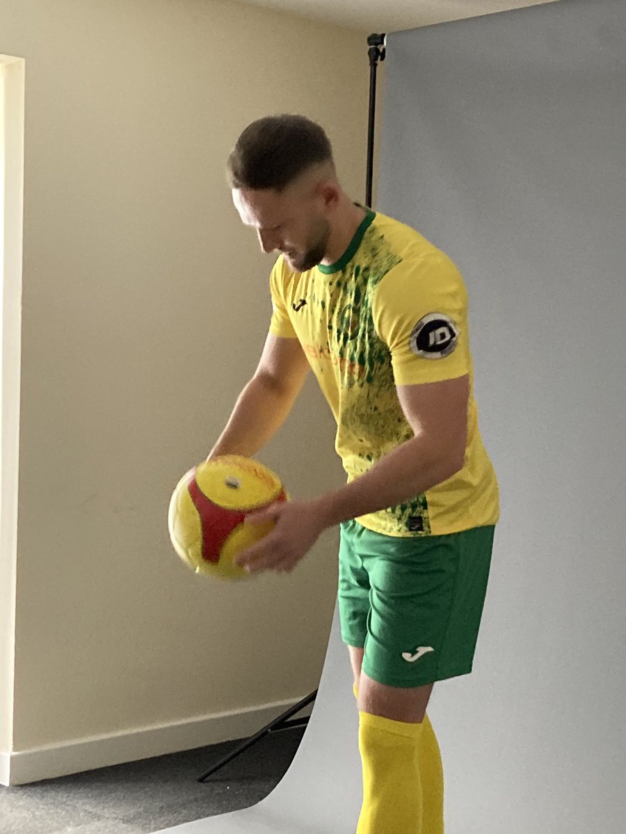 CaernarfonTown's tweet photo. Anyone want some very short videos from yesterday's photoshoot with @AceyMedia https://t.co/GdOnB6Tuiy