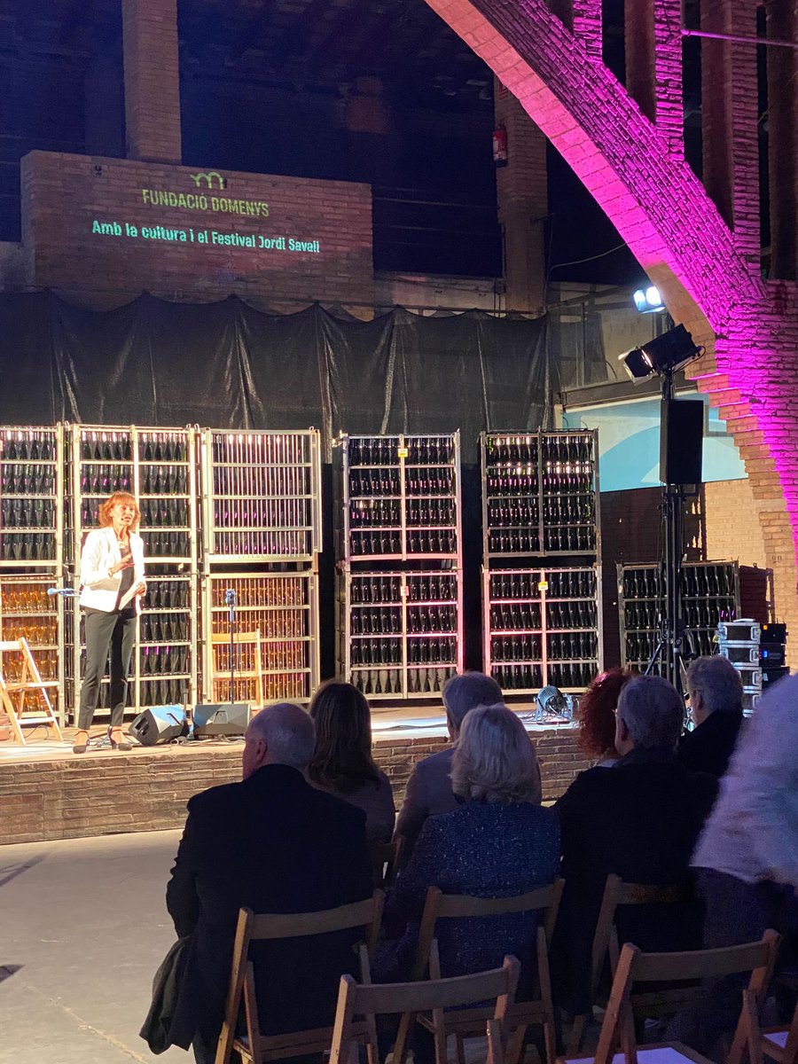 etorrents's tweet photo. Màgia pura: presentar a la Catedral del Vi de #FundacióDomenys escoltant el mestre @jordisavall , sentint la presència de #CèsarMartinell a cada arc equilibrat d’aquesta meravella i celebrar-ho amb vins i caves #Domenio de #CellersDomenys
Nit de lluna increïble🌙
📸@isaacrcasals https://t.co/0BvBXZ6dBn