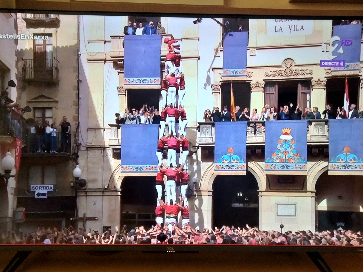 mslarrosa's tweet photo. Ara mateix en directe a Valls la diada de Santa Úrsula, el duel històric per excel·lència del món casteller.

Comença la Joves amb el 4de9sf i la Vella respon amb el mateix castell i tamb�� el descarrega. Rivalitat a màxims!

��� Seguiu la diada en directe a https://t.co/BCzza3ogat https://t.co/tib5saDo9j