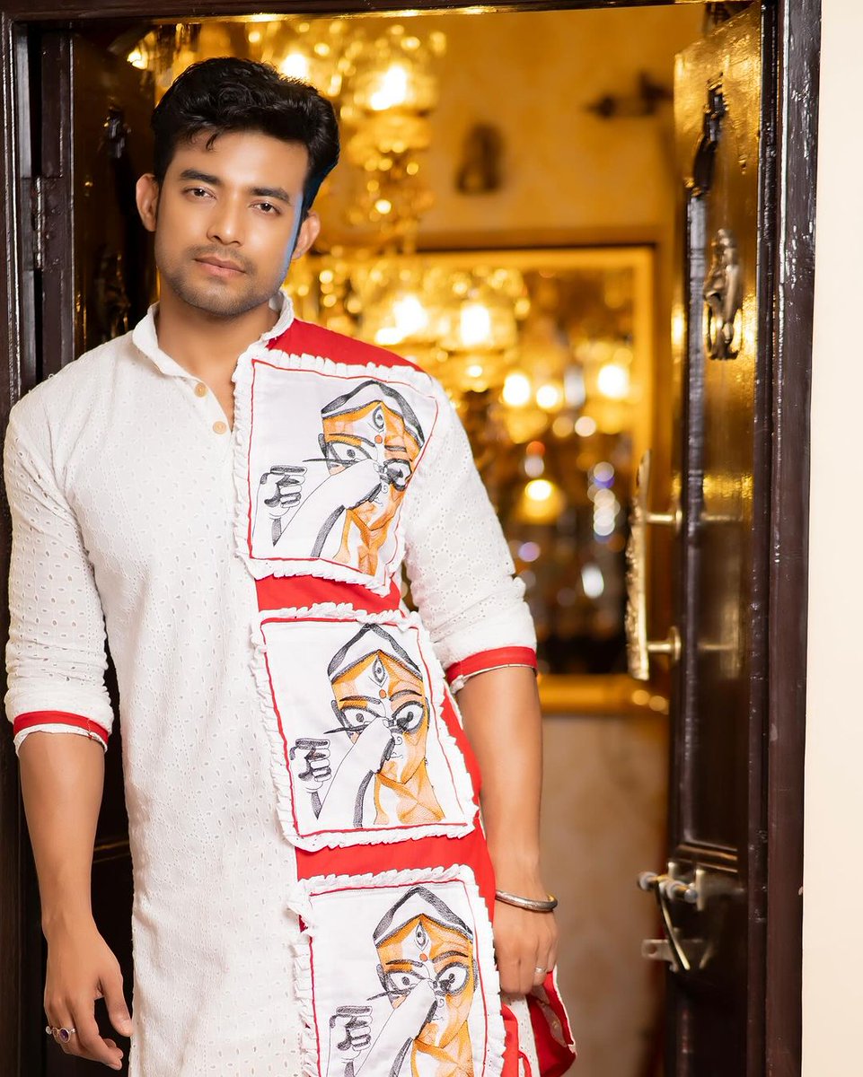 RanojoyBishnu's tweet photo. কিছুক্ষন আরো না হয় রহিলে কাছে ...... 

📷 @sahil_paswan_2646_ 
Mua - @dassourav3 
🔗 @socialyard_digital 
Costume : @sampurna_dey_100 

durgapuja2023 #pujovibes❤️ #shoshti 

#ranojoy #rano #loveandpeace❤️✌️ #durgapuja2023 #ethnic #ethnicwear #sasthi https://t.co/WSlqX7WJqs