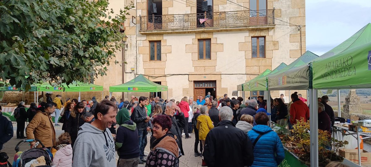 AcoaAke's tweet photo. Giro ederra #Apilaiz|ko #kontzeju|ko Gaztainaren Jaialdian 🌰  Buen ambiente en la Fiesta de la Castaña del #concejo de #Apellaniz

#ArraiaMaeztu 🌳 @MontanAlavesa @mendialdeatour #Araba https://t.co/ocdxRnIj5E