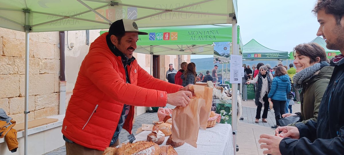 AcoaAke's tweet photo. Giro ederra #Apilaiz|ko #kontzeju|ko Gaztainaren Jaialdian 🌰  Buen ambiente en la Fiesta de la Castaña del #concejo de #Apellaniz

#ArraiaMaeztu 🌳 @MontanAlavesa @mendialdeatour #Araba https://t.co/ocdxRnIj5E
