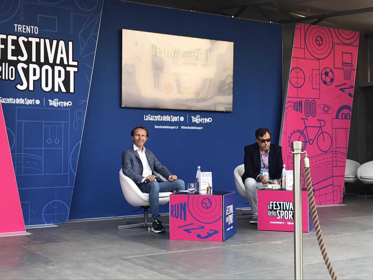 CriMilitello's tweet photo. Ringrazio l'organizzazione del Festival dello Sport e tutti i presenti in Piazza Duomo a Trento per la presentazione del libro "Giulietta è 'na zoccola- FOREVER". E' stata un'ora davvero ganzissima.
#libri #Calcio #cabaret #StrisciaLaNotizia #Striscia #striscioni #gazzetta https://t.co/p4aD3Lw0Ly