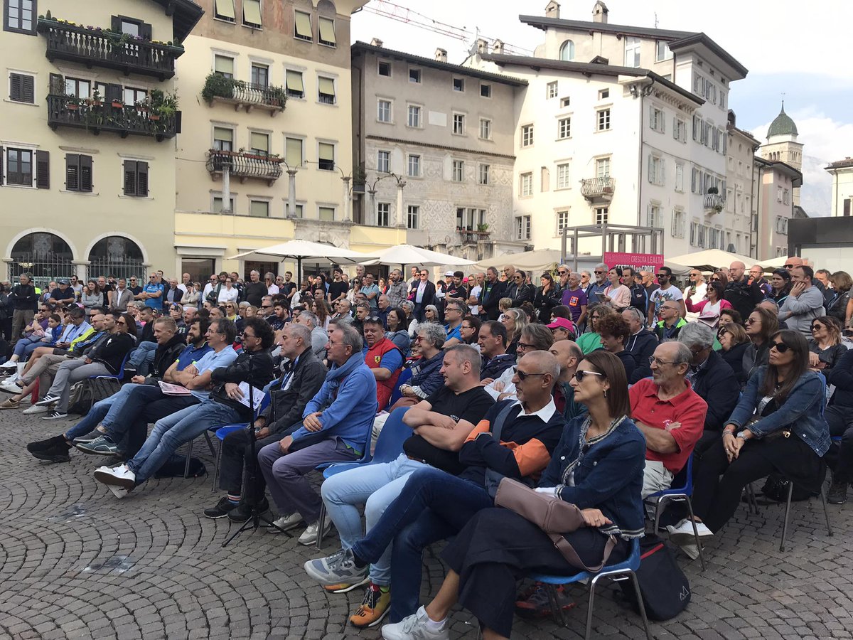 CriMilitello's tweet photo. Ringrazio l'organizzazione del Festival dello Sport e tutti i presenti in Piazza Duomo a Trento per la presentazione del libro "Giulietta è 'na zoccola- FOREVER". E' stata un'ora davvero ganzissima.
#libri #Calcio #cabaret #StrisciaLaNotizia #Striscia #striscioni #gazzetta https://t.co/p4aD3Lw0Ly