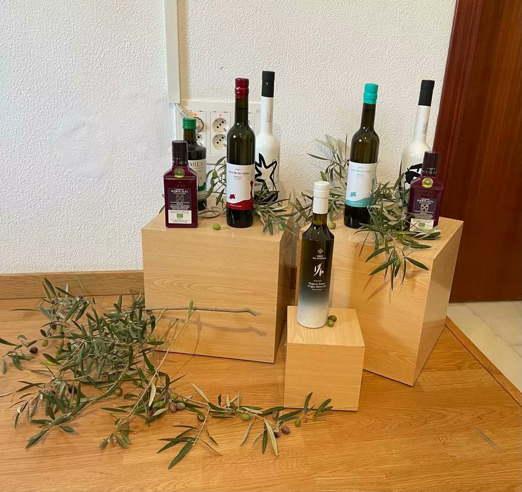 dandolavarablog's tweet photo. Fenomenal jornada de cata de #AOVE en  Centro de visitantes Laguna de Zóñar, junto a la asociación #FibromialgiaAguilar y Nebur MedioAmbiente. 
Gran grupo, muy interesado en conocer cómo la alimentación basada en los aceites de calidad, generan beneficios en nuestro organismo. https://t.co/ply7ThMvoq