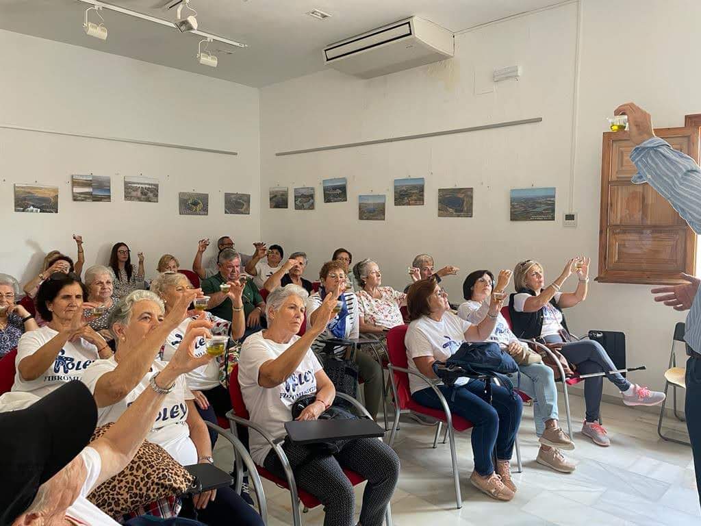 dandolavarablog's tweet photo. Fenomenal jornada de cata de #AOVE en  Centro de visitantes Laguna de Zóñar, junto a la asociación #FibromialgiaAguilar y Nebur MedioAmbiente. 
Gran grupo, muy interesado en conocer cómo la alimentación basada en los aceites de calidad, generan beneficios en nuestro organismo. https://t.co/ply7ThMvoq
