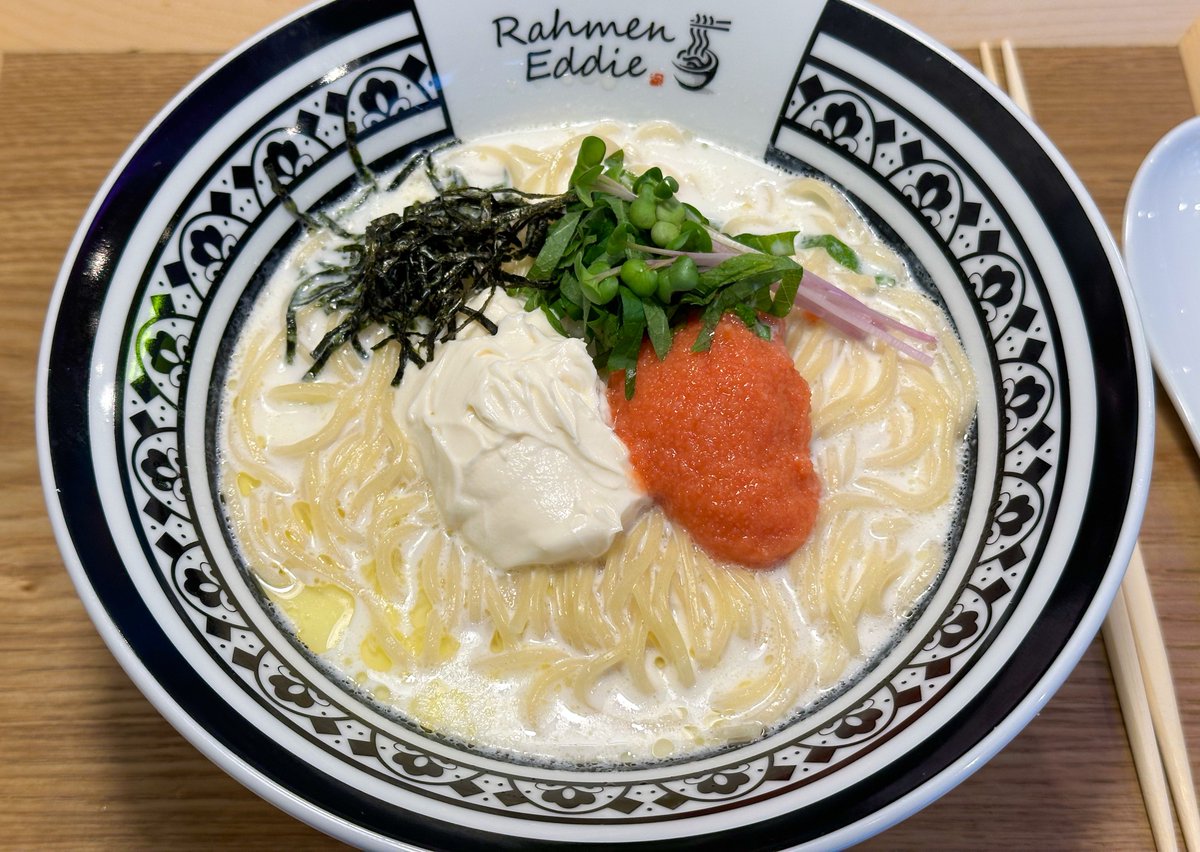 muni_gurume's tweet photo. 【Rahmen Eddie】
@東京：新宿御苑前駅から徒歩4分

濃厚なリコッタチーズの明太クリームラーメンを食べられるお店。
あっさりとした塩ラーメンをベースにリコッタと明太を溶かしながら食べる新感覚な一杯！
明太マヨにディップする明太おにぎりや卵黄、肉そぼろのおにぎりも人気🍙#PR https://t.co/2KSS9VgPJF