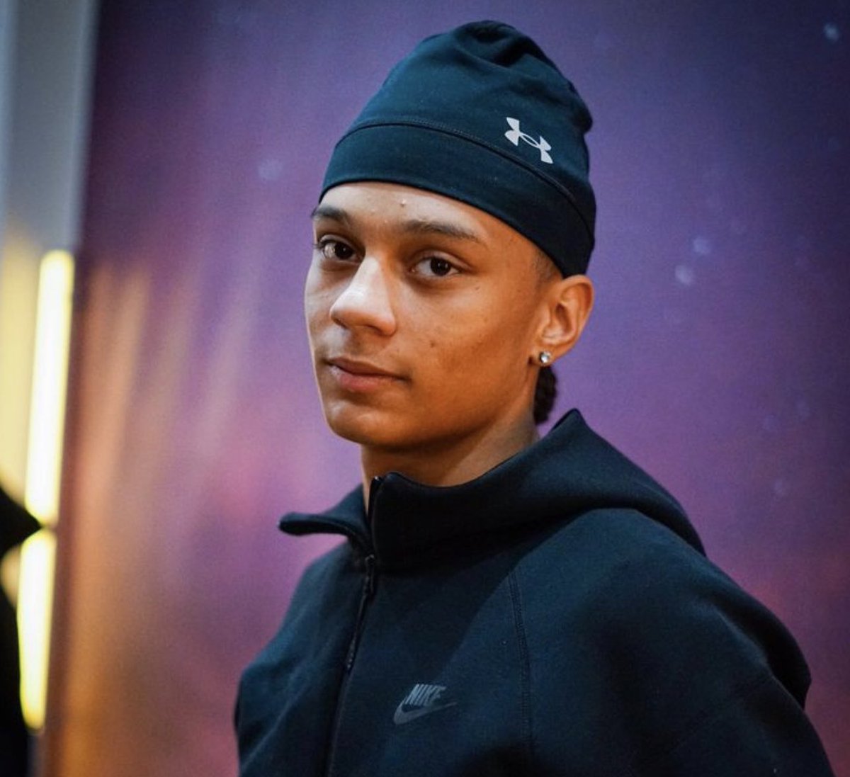 Bangrzfr's tweet photo. Imaginez obtenir votre 1er single de DIAMANT en solo à 18 ans, la veille de la sortie de votre 1er album.

Puis une semaine après, être 1er du Top Albums, en réalisant près de 10K ventes et ce, le jour où vous fêtez vos 19 ans. Et bien, c’est ce que Favé a accompli.. BRAVO ! 👏 https://t.co/f7F9oZxm2L