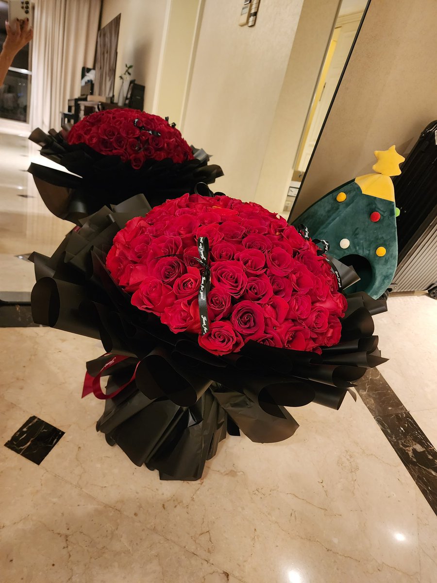 yifaer_chen's tweet photo. 水友们送的花花🌷🌷 https://t.co/iodOy4z5AO