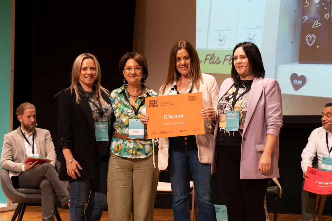 MurciaShopsForo's tweet photo. Carmen Piñero, Presidenta de la Federación de Comercio de la Región de Murcia (@Coremur), ha otorgado una distinción a las tiendas que tanto nos inpiran:
Momo
@ferrehogar
@d_arome
#MurciaShopsForum #MSF2023 #EventoMurcia #EventoRetail #ComerciodeProximidad https://t.co/LhTrF71CEg