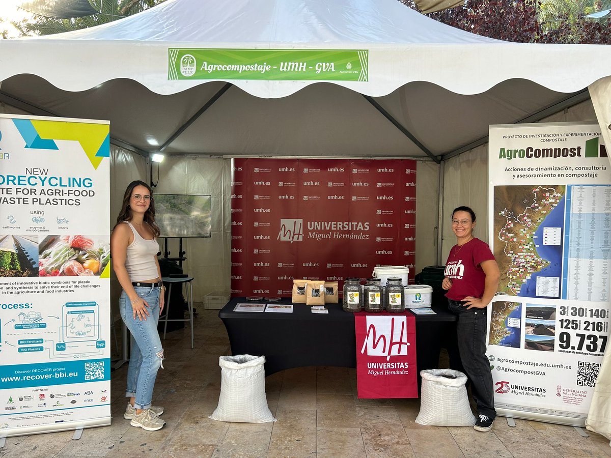 AgrocompostGVA's tweet photo. Un año más, en la #Fireta del Camp d'Elx, todo el equipo de @RaulMoralUMH y @UniversidadMH 
🧑‍🌾👩‍🌾🚜 junto a los compañeros de @RecoverBBI 
Difundiendo el proyecto y repartiendo nuestro compost 
¡Gracias a la organización! 
@ajuntamentelx 
@GVAagricultura https://t.co/F0lyeokNSd