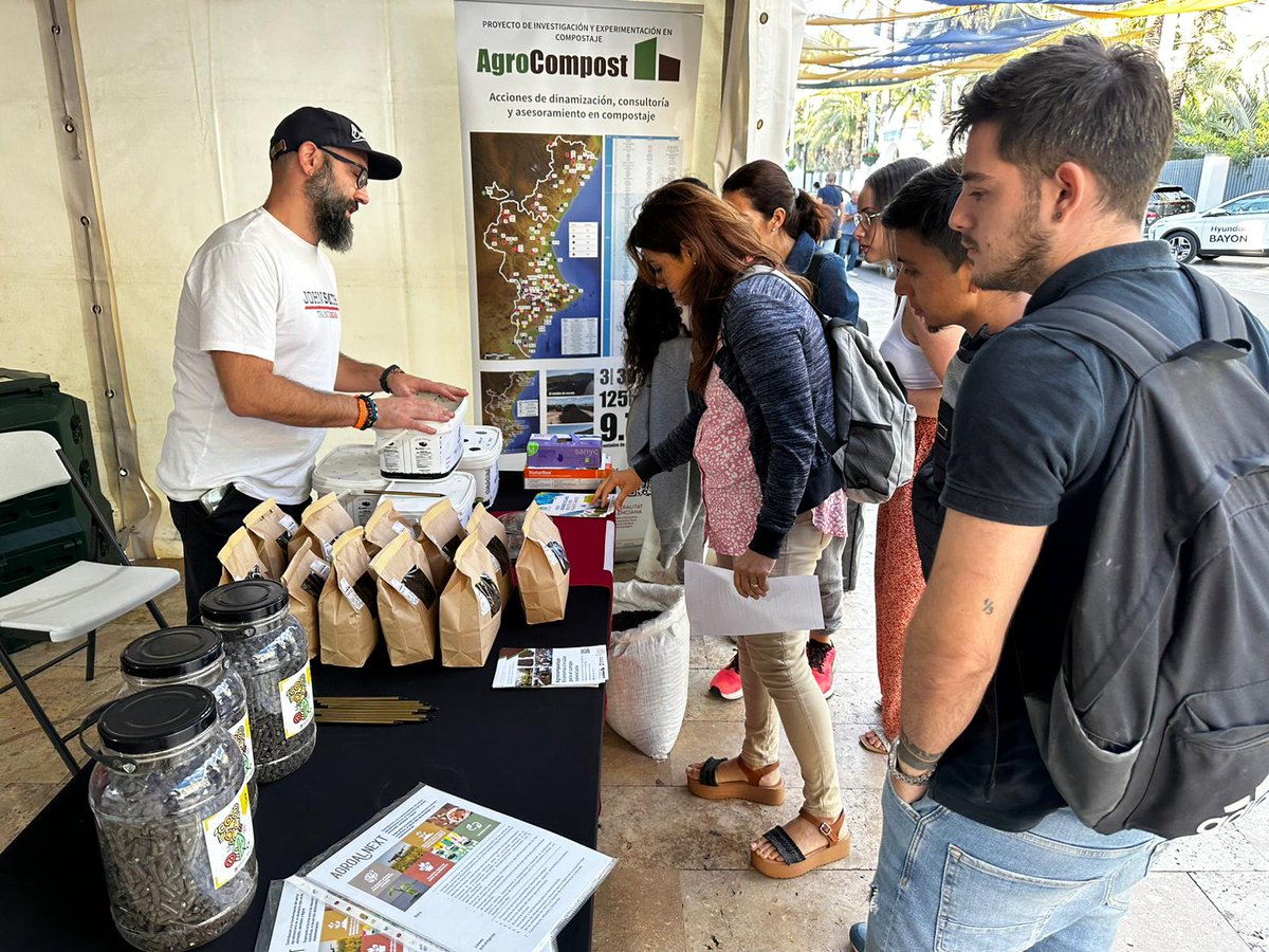 AgrocompostGVA's tweet photo. Un año más, en la #Fireta del Camp d'Elx, todo el equipo de @RaulMoralUMH y @UniversidadMH 
🧑‍🌾👩‍🌾🚜 junto a los compañeros de @RecoverBBI 
Difundiendo el proyecto y repartiendo nuestro compost 
¡Gracias a la organización! 
@ajuntamentelx 
@GVAagricultura https://t.co/F0lyeokNSd