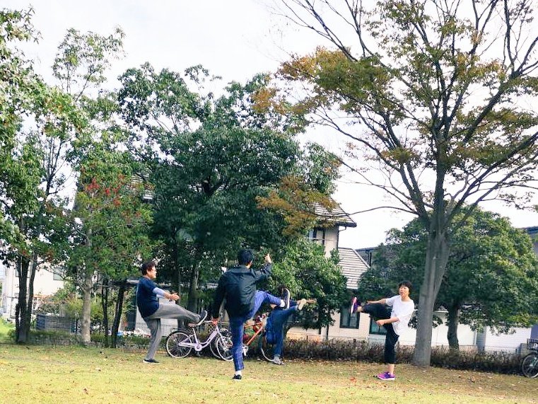 mincrystalwing1's tweet photo. 涼しさを感じる間もなく、昨日は肌寒い１日でしたが、朝に体を動かし、呼吸をして、体もぽかぽかになりました✨

土曜日の９時から
庄境公園にて😃
どなたでも参加OKです😃

#彦根市 
#庄境公園 
#呼吸 
#気功 
#樂行 
#青空気功 
#公園
#公園樂�� https://t.co/QzYwuJ6coX