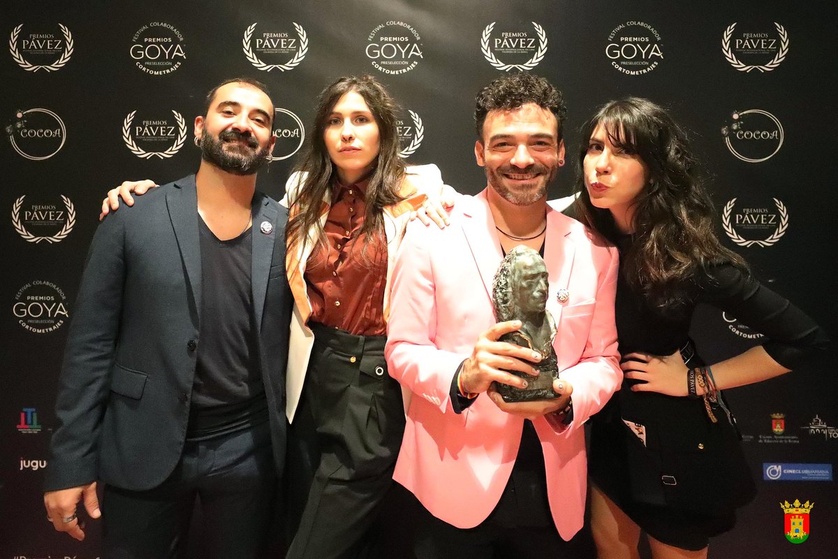 TalaveraAyto's tweet photo. El alcalde de Talavera, José Julián Gregorio acudió a los X Premios Pavez junto a los ediles del Equipo de Gobierno, Enrique Etayo, Julia González, Benedicto Garcia y Gelen Delgado.

Gregorio hizo entrega del Pavez a la Mejor Película Local a Jesús Rizaldos por “Madres”. https://t.co/3ouHIoOXfZ