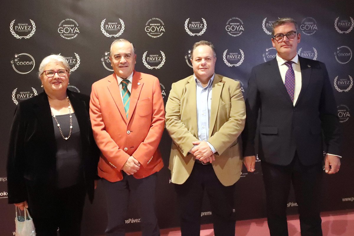 TalaveraAyto's tweet photo. El alcalde de Talavera, José Julián Gregorio acudió a los X Premios Pavez junto a los ediles del Equipo de Gobierno, Enrique Etayo, Julia González, Benedicto Garcia y Gelen Delgado.

Gregorio hizo entrega del Pavez a la Mejor Película Local a Jesús Rizaldos por “Madres”. https://t.co/3ouHIoOXfZ