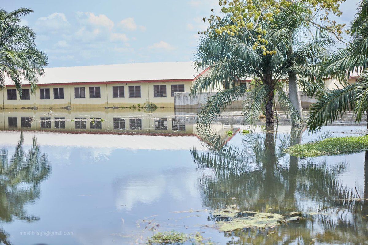 ewepride's tweet photo. #AkosomboDamSpillage: HRM @togbeafedexiv supports Tongu Constituencies with GHC 100,000 for flood relief.
“VRA cannot escape from wrong doing at the dam. People lost their livelihoods, jobs etc, and whoever deserves blame should be blamed,” he stated.
#EwePride #SupportVolta https://t.co/if1NJKjWtZ