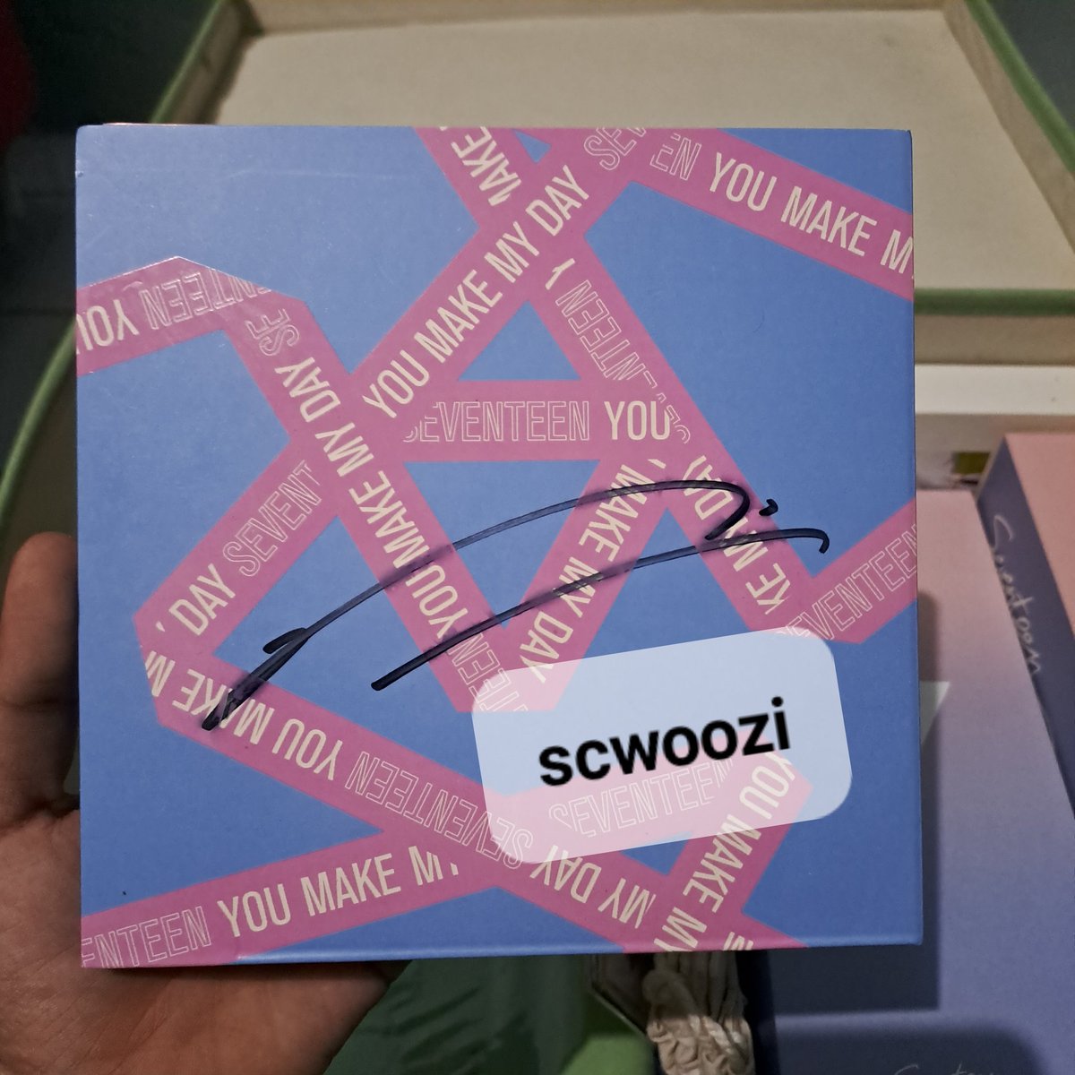 scwoozi's tweet photo. wts / want to sell seventeen woozi signed mwave album you make my day set the sun ver. 

🗒 include jeonghan lenticular (tanpa pc) 
🗒 spidolnya bleber(?) karena saking lamanya di sampul plastik ☹️
💰 500K rupiah (negotiable) https://t.co/LwD6OzfqQW