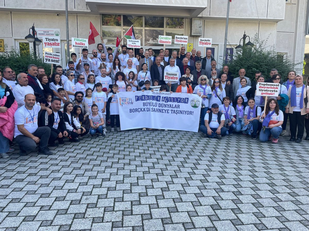ercanorhan08's tweet photo. 2. Borçka Tiyatro Festival yürüyüşümüze katılım yoğundu… https://t.co/GM7B7L0Lmk