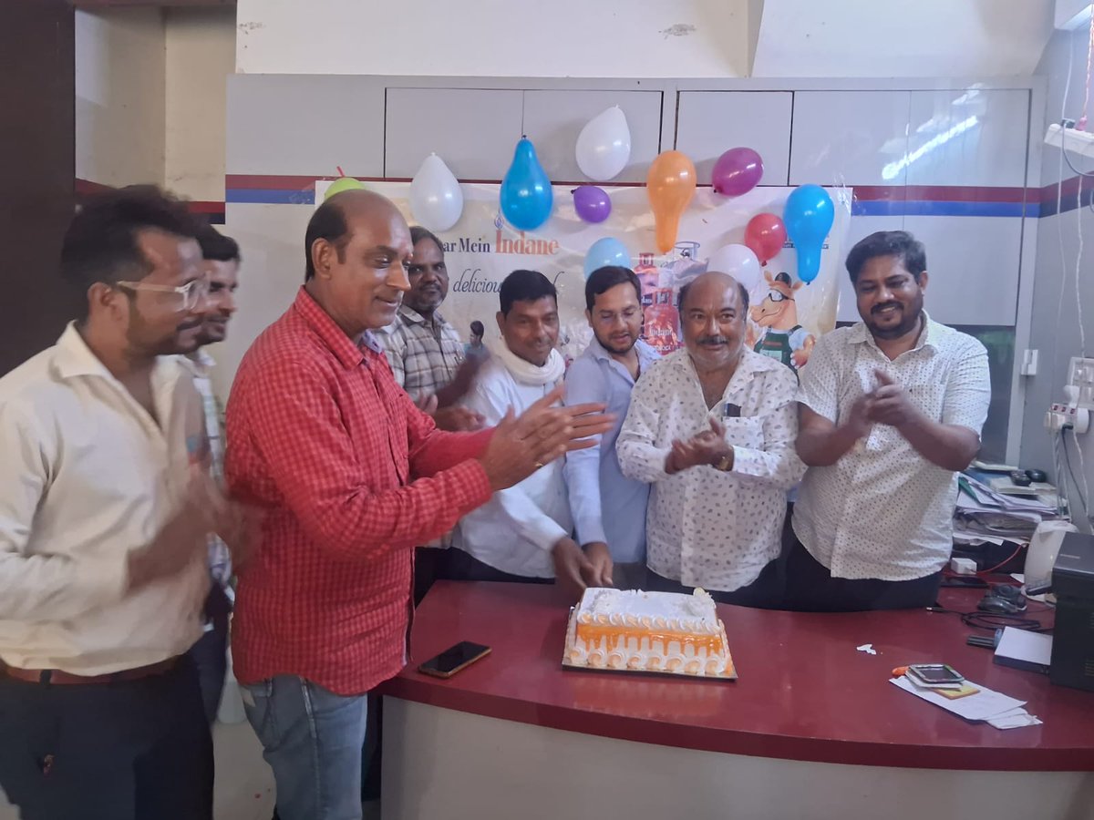 LpgIndane's tweet photo. Celebrating 58th Indane Day at #Mainpuri under Agra Indane DO by Cake Cutting with Distributors.  

#HarDinAapkiSewaMe

#IndaneDay

@ChairmanIOCL
@DirMktg_iocl
@ioclupso2 
@IoclAgraIDO 
@akadk12 https://t.co/ar4VcKUeNF