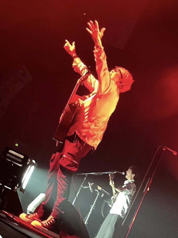 shikaosuga's tweet photo. 今夜のライブは、頂点まで登りつめた感があった。これ以上、上はあるのだろうか・・・
セトリがいいのか、バンドの熱量なのか、お客さんのエナジーなのか・・・このツアーは初日からずっと、ものすごい手応えが続いていて、なんかちょっと怖くなってきたよ。いつか大失敗するんじゃないかと。
こんなに毎回毎回凄いわけがないもの…

そんなツアーも残すところあと新潟、東京ファイナルの2本。
終わったと同時にロウソクが消えないように、なんとか頑張りたい。。。

江戸川、ありがとう！最高でした！

※動画はあとでまとめます