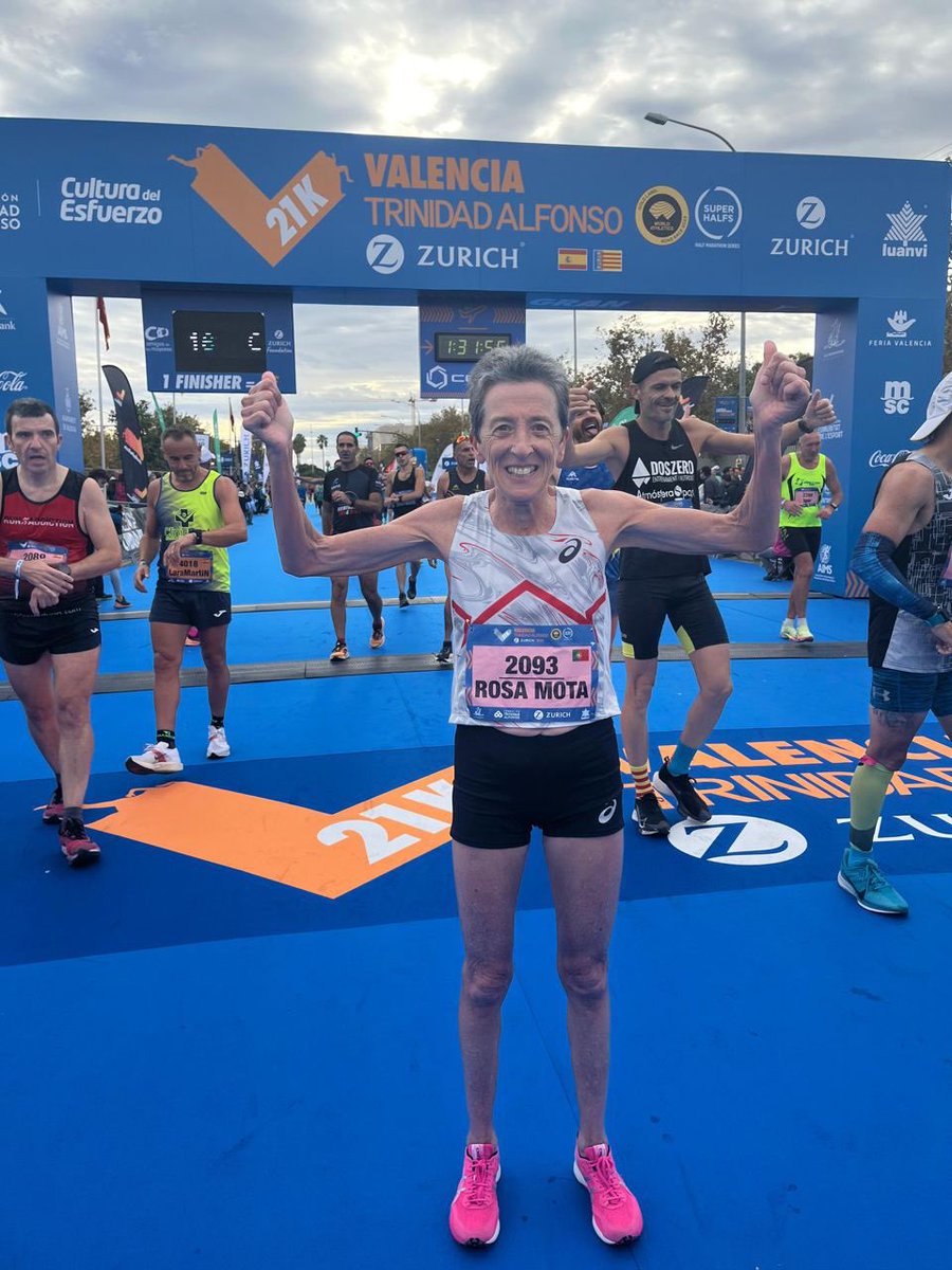el_trinkel's tweet photo. La portuguesa Rosa Mota, la única persona de la historia que ha sido campeona olímpica, mundial y de Europa de maratón, y que hoy ha logrado el récord del mundo máster 65 con un tiempo de 1:25:52 (oficioso) en la mejor media maratón del mundo @MedioMaratonVLC https://t.co/c5RHgYW7IC
