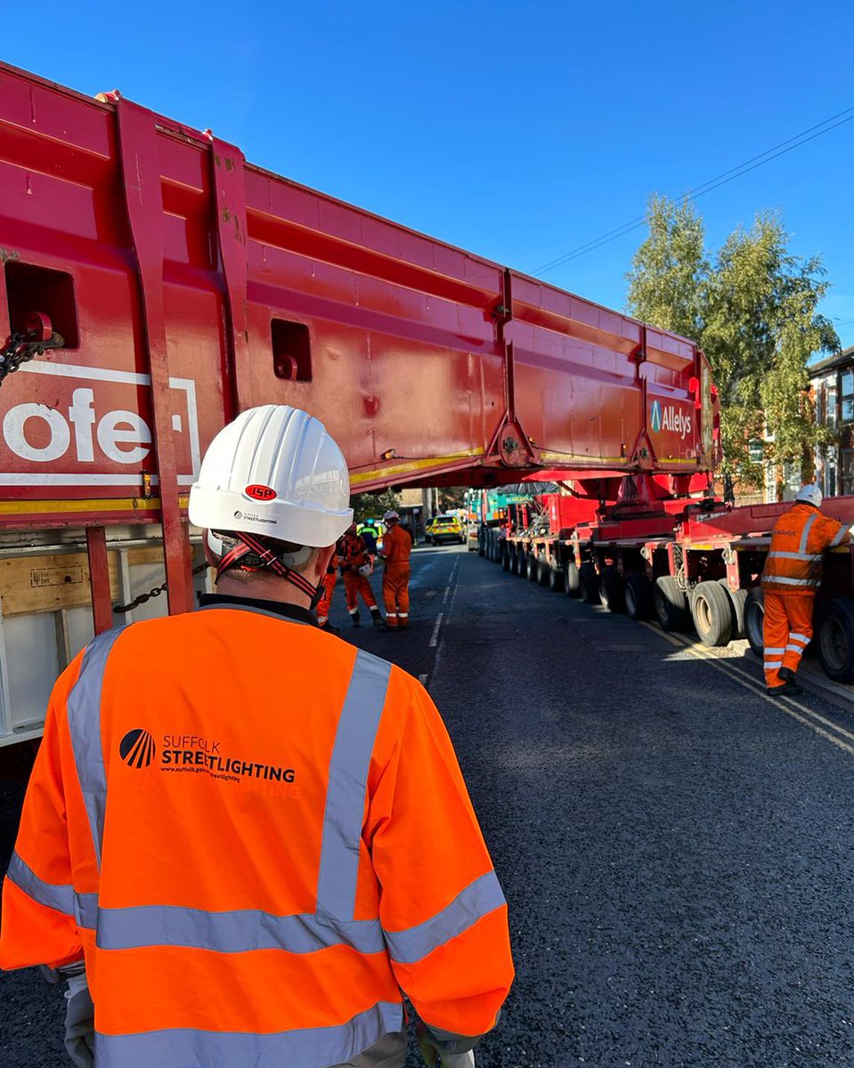 suffolkcc's tweet photo. Don’t forget to follow @Suff_highways for all the latest on the #SuffolkAbnormalLoad move.
A huge, intricate operation to support the move of a renewable energy transformer for the new Progress Power Station in Eye.
Led by @McCann_Ltd, our new #SuffolkStreetlighting contractor https://t.co/oDNweb90Ua