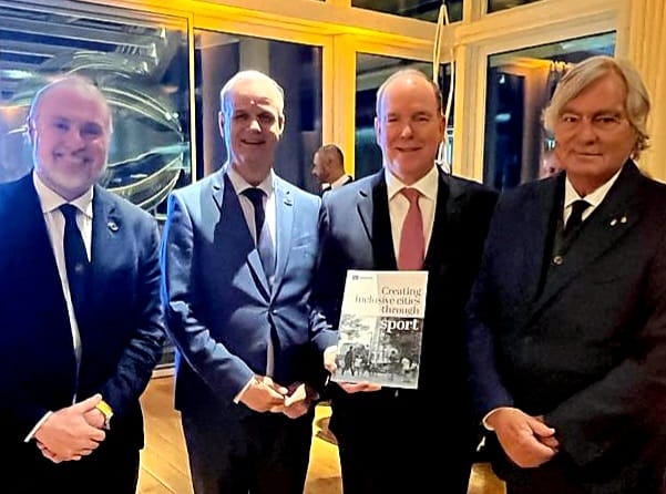 I'm proud to present the <a href="/UNESCO/">UNESCO 🏛️ #Education #Sciences #Culture 🇺🇳</a> report "Creating inclusive cities through sport" to Prince Albert II of Monaco &amp; <a href="/Adjeu/">André de Jeu</a>, showcasing good practices worldwide to build better societies. Big thanks to our partners <a href="/aceseurope/">ACES</a> &amp; <a href="/VSGemeenten/">VSG</a> for their support &amp; commitment!