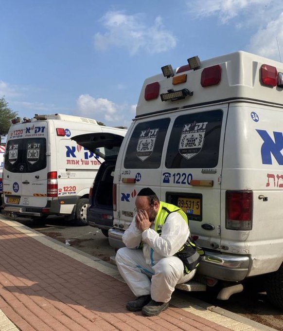 IsraelinSpanish's tweet photo. Dedicado a algunos de esos héroes de los que no se habla. 
Los miles de voluntarios de ZAKA que han recuperado los cadáveres de las víctimas de la masacre del Hamas y han visto con sus propios ojos cosas atroces y crueles que escapan a la comprensión humana.

Las palabras no alcanzan para expresarles nuestro agradecimiento. 

Oramos por ellos y por su bienestar físico y mental tras estas semanas tan difíciles.