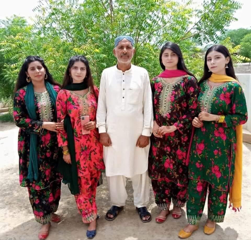 Teacher Qasid Khaskheli invests on his daughters, 03 daughters study in QAU #Islamabad while one in LMC Hyderabad, he belongs to small village ThariMirWah #Khairpur that's how #Sindh changes.  Indeed a proud moment for a father.💜🙏

 #DaughtersPride #EducateWomen