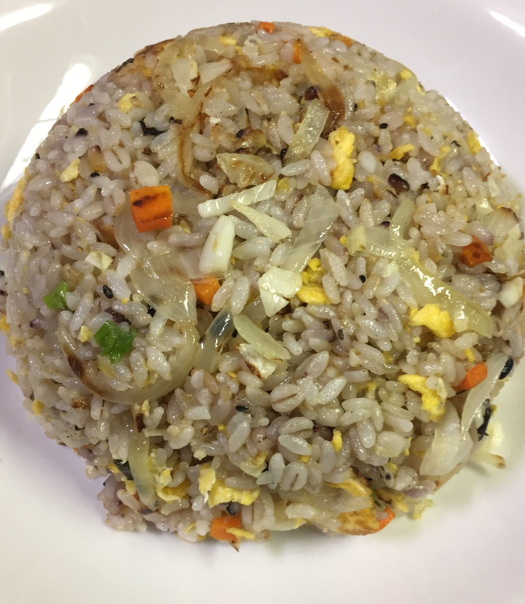 JuniDopeFresco's tweet photo. I made a vegetable egg fried rice for my dinner. 
ツー事で今日は端材野菜を使って大盛り野菜チャーハンとしました。
簡単だけど美味い！

#チャーハン #夜ご飯 #おうちごはん  #eggfriedrice #vegetable #dinner #foodporn https://t.co/6ZCkXST87D