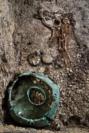 archeohistories's tweet image. French archaeologists excavating an Iron Age burial mound uncovered remains of a richly furnished burial dating from 5th Century BC. Most likely representing final resting place of a local Iron Age aristocrat. Mound measured 40m in diameter and was located near small village of…