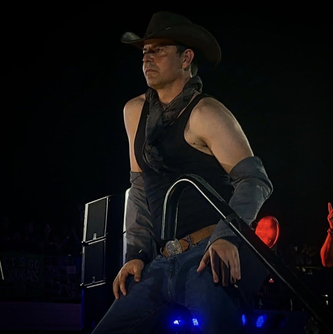 germain_bonnie's tweet photo. 🔥Jordan is perfection🔥 He makes my heart skip a beat, and he takes my breath away ❤️. I don't think I can wait until The Block Revisited Tour 2024 to see this #dropdeadgorgeous man again?! #jorgasm #jordanknightofficial #jordanknight #jordanknightgirl #nkotbcruise2023 https://t.co/bhkTjyeGbv