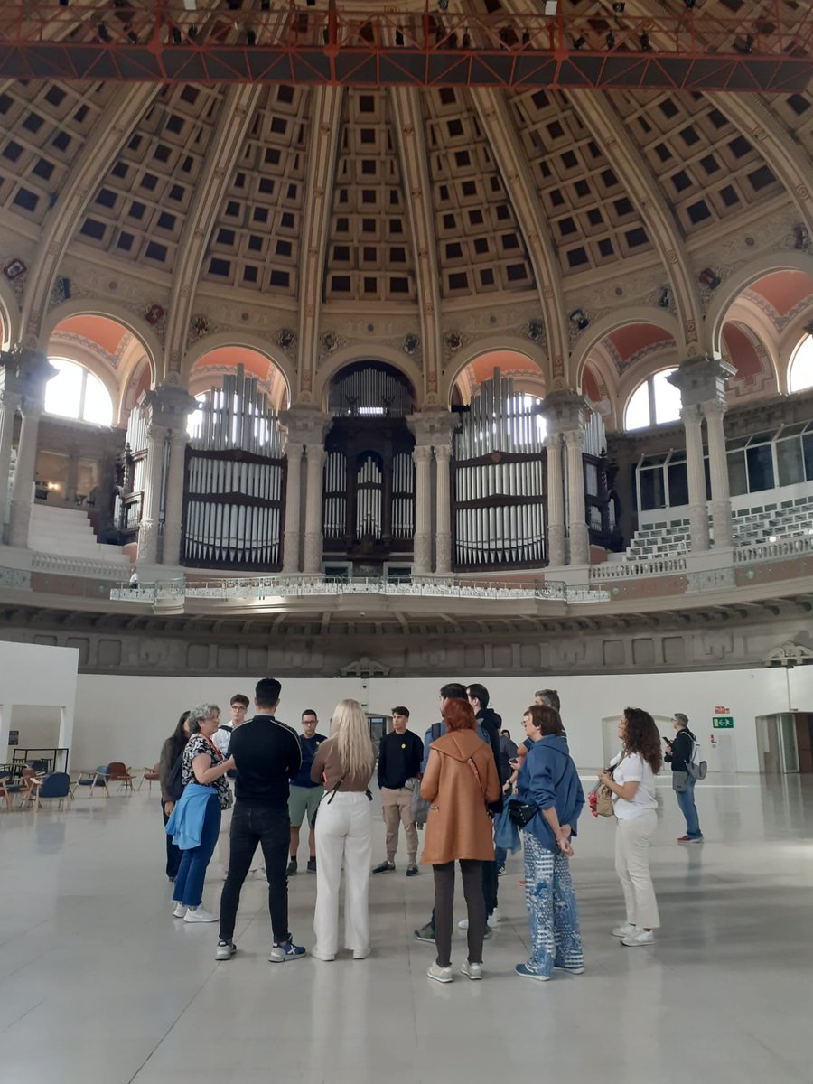 MuseuNac_Cat's tweet photo. Els que avui han aprofitat el #48OpenHouseBarcelona, a banda de conèixer la Sala de la Cúpula i la Sala Oval, han tingut el privilegi d'entrar en una #ZonaRestringida, les reserves del #MNAC, un museu amagat dins del museu. Atents a l'agenda per a la propera #ZonaRestringida! https://t.co/rGM60OPhTE