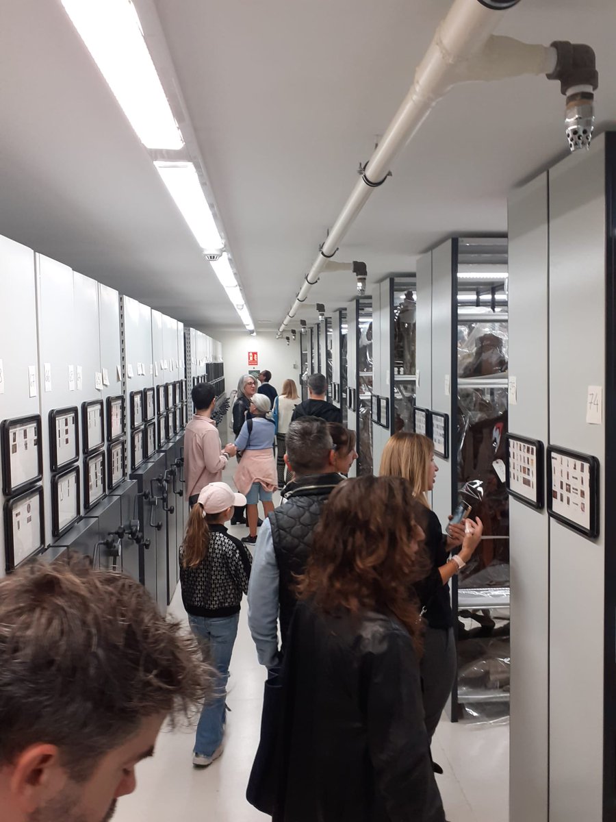 MuseuNac_Cat's tweet photo. Els que avui han aprofitat el #48OpenHouseBarcelona, a banda de conèixer la Sala de la Cúpula i la Sala Oval, han tingut el privilegi d'entrar en una #ZonaRestringida, les reserves del #MNAC, un museu amagat dins del museu. Atents a l'agenda per a la propera #ZonaRestringida! https://t.co/rGM60OPhTE