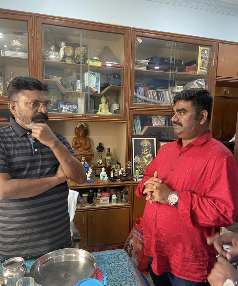 vckkaniamuthan's tweet photo. #அண்ணன்_தம்பிகளின்_உறவாடல்:

எழுச்சித்தமிழர் அவர்களை
எளிமைத்தம்பி
க.வீரபாண்டியன் IAS அவர்கள் சந்தித்து
உடல் நலம் குறித்து கேட்டறிந்தார்.

22.10.2023

#VCK https://t.co/de6anLw9jp