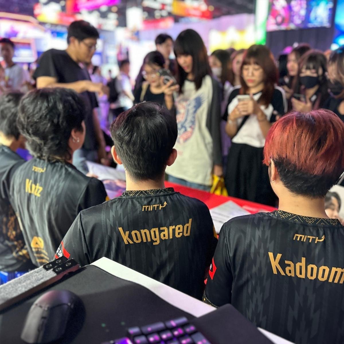 MiTHeSports's tweet photo. 💛บรรยากาศ MiTH VALORANT ที่ บูธ HyperX i2 งาน Thailand Game Show 2023: Assemble #TGSxMiTH
#TGS2023 #HyperX #Underthecloud #MiTH https://t.co/ft4ATk1dyZ