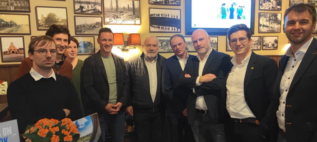 NVAIeper's tweet photo. Full house bij @NVAIeper voor @JMDedecker . Interviewgesprek waarbij we de moeilijke vragen niet uit de weg gingen: “Vraag wat je wilt, ik antwoord op alles.” 👍💪 https://t.co/WN1KurQHAq