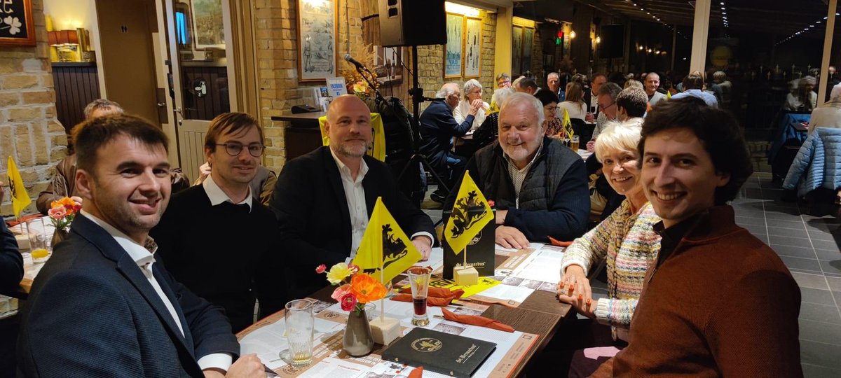 Bernardvi's tweet photo. Gisteren was @JMDedecker te gast bij @NVAIeper , genoeg materiaal om een avond en veel meer te vullen. Sorry dat het uitliep Jean-Marie en Christine ! #ieper #lekkermetdedecker https://t.co/kKWenEvE10