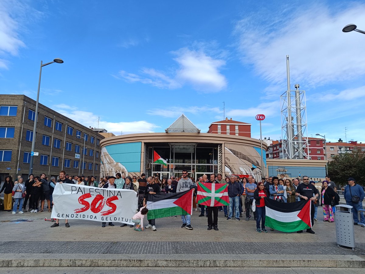 pepolabe's tweet photo. Erandion bildu gara Palestinako herriaren aurkako genozidoa salatzeko eta Palestinako herriari gure elkartasuna  eta babesa emateko.

#PalestinaAskatu https://t.co/Gdfv4DVC0V