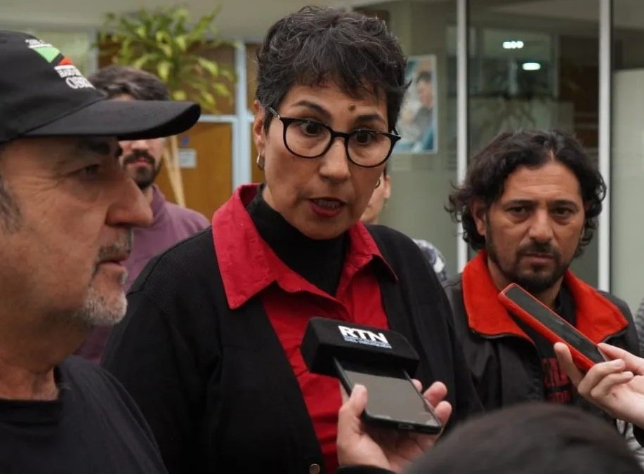 rionegroradio's tweet photo. 🔴#Ahora 🗳️#Elecciones2023: tras emitir su voto en la mesa 44 de la Escuela Primaria 180 de #Neuquén, dialoga con #RNRADIO @AngelicaLagunas.
En vivo: https://t.co/vglHc9Amow https://t.co/WxgmiYwORh