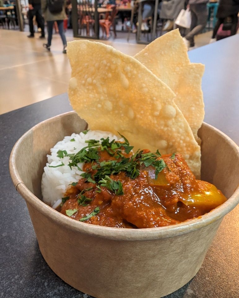 Absolutely morish Cambodian king prawn curry with steamed rice &amp; poppadoms in the Victorian Market today 🤤🤤🤤
Perfect for this chilly autumn day 🍂🍁

Open until 6pm...

#autumn #kingprawns #curry #poppadoms #rice #streetfood #victorianmarket #foodporn #yummy #inverness #nc500