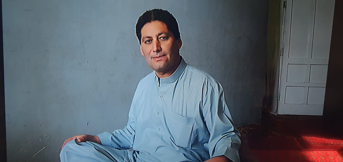 دل می‌رود زدستم صاحبدلان خدا را 
دردا که راز پنهان خواهد شد آشکارا 
آسایش دوگیتی تفسیر این دو حر فست 
با دوستان مروت با دشمنان  مدارا 
در کوی نیک نامی مارا گزر ندادند 
گر تو ناپسندی تغییر ده قضارا  
هنگام  تنگدستی در  عیش کو مستی 
کاین کیمیای هستی قارون کند گدا را 
حافظ