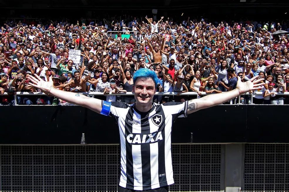 futebol_info's tweet photo. Torcedor do Botafogo, Felipe Neto entra na Justiça pedindo adiamento do jogo contra o Athletico, remarcado para hoje, às 15h, por falta de luz no estádio ontem.

O influenciador questiona a partida sem público e pede a manutenção do jogo entre Fortaleza e Botafogo para terça-feira.

"Isso é um escárnio da CBF com o torcedor que pagou ingresso e tem direito de ver o segundo tempo. O objetivo também é para manter a partida entre Fortaleza e Botafogo na terça, visto que milhares de torcedores já compraram passagem e hospedagem para essa partida e esses valores sequer podem ser ressarcidos. Estamos falando de milhares de pessoas perdendo uma quantia absurda de dinheiro", disse Felipe Neto.

🗞 @geglobo
📸 Vítor Silva/Botafogo