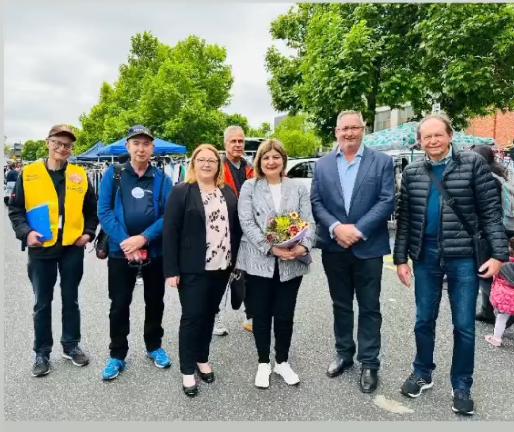 RCSundayMarket's tweet photo. The guests were greeted by the @RotaryBalwyn President, Russell Jones; Market Manager, Paul Myers &amp; Market Director, Ken McQualter. A commemorative book ‘Sunday Service’ was presented &amp; the group toured surrounding businesses, met stall holders, visitors &amp; Rotary volunteers. https://t.co/jA5NFThnOS