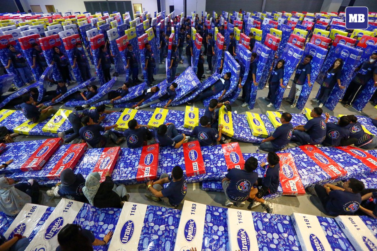 manilabulletin's tweet photo. LOOK: Guinness World Record has declared Philippine mattress manufacturer Uratex as the new title holder for the longest human mattress dominoes using 2,355 mattresses, breaking the record of 2,019 mattresses by Brazil, at the SMX Convention Center in Pasay City on Sunday, Oct. 22.

The event was set to commemorate the company's 55th anniversary. Meanwhile, the 2,355 mattresses will be donated to 55 charity organizations. 

📷: Noel B. Pabalate | MB

READ: https://t.co/wRJ9HcYbNv