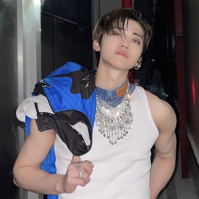 njmhae's tweet photo. the pretty face + his crazy arms…he’s insane https://t.co/0mApDmI8w1