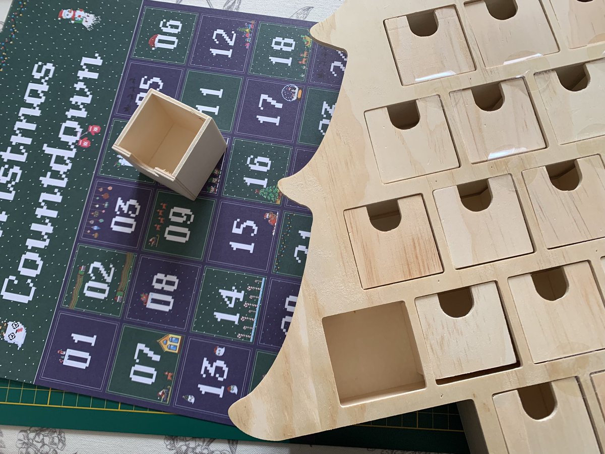 ElisaStark31's tweet image. L’atelier du lutin du Père Noël ouvre ses portes… en mode décoration d’un calendrier de l’avent… #Coloretonfil #loisirscreatifs #calendrieravent