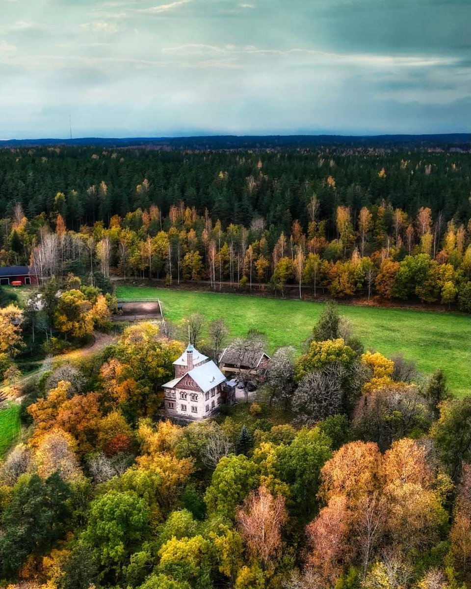 Old manor house in the Finnish countryside🍂
#manorhouse #AutumnVibes #autumn #ruska #syksy #finland