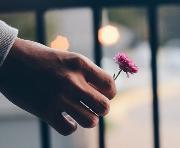 .
وحيـن همـمـت لأنطـق حَرفـاً
تلعـثـم صوتـي وجـف الهديـر

وأحسست أنـي أمـام غرامـک
مازلـت أحبـو، كطفـلٍ صـغيــر