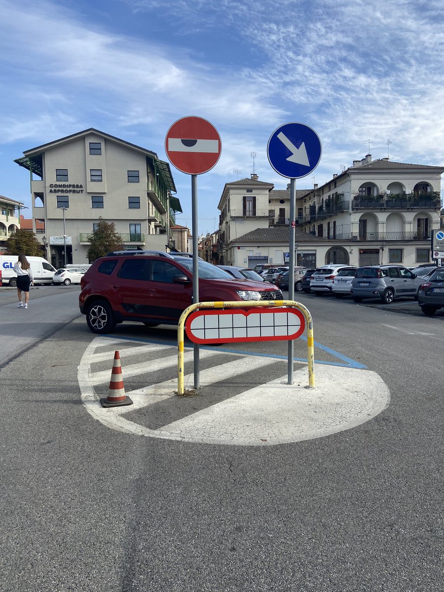 Buongiorno dalla bella Cuneo, che ringrazio per avermi invitato.
Questa faccia è l’espressione che ho quando provo a sorridere mentre sto pensando al massacro in atto a Gaza. 
#StreetArt #art #totem #clet